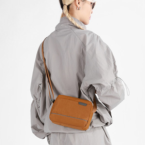 Nouveau sac de poitrine mini sport multifonctionnel de qualité avec fermeture éclair, petit sac bandoulière avec trou pour écouteurs, en polyester, logo personnalisé - Product Image 5