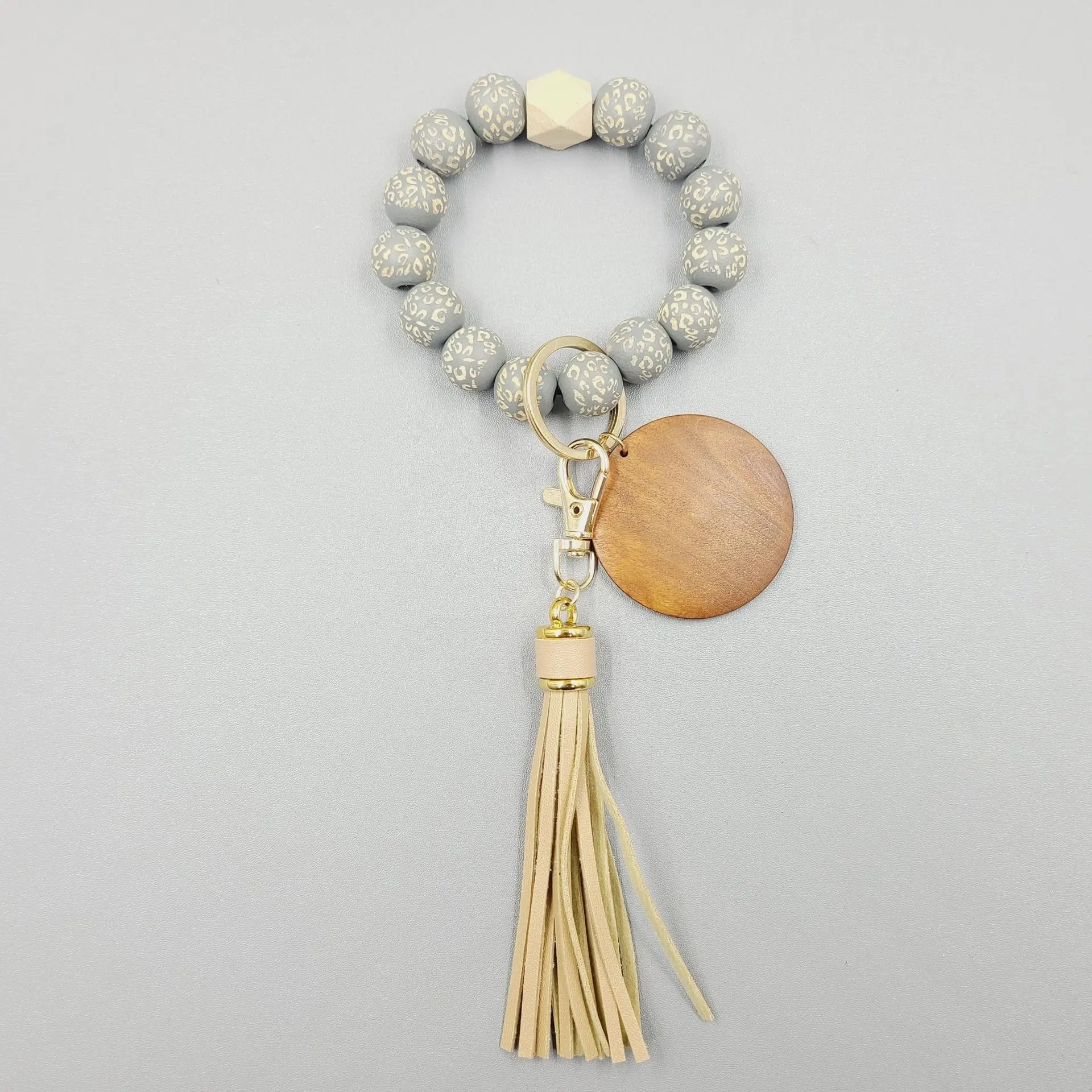 LLavero de pulsera con cuentas de silicona, disco de madera con monograma, tejido floral, elástico, macramé