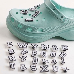 En gros Nouveaux Breloques pour sandales et sabots d'été en PVC, avec alphabet anglais, strass métalliques brillants et boucles de chaussures, Vente chaude - Product Image 2