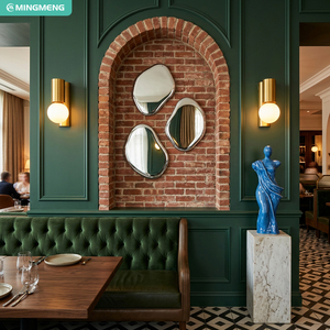 Banquette vintage en velours vert capitonnée avec table à manger en bois massif pour hôtel, bistrot, café, décoration intérieure. - Product Image 1