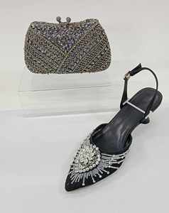 Sandales à talon souple et léger 2025 pour femme, style sac, à bout pointu et ornements en cristal en forme de goutte d'eau - Product Image 5