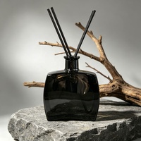 Bouteilles diffuseuses décoratives en verre noir de 120 ml et 200 ml, personnalisables avec logo par estampage à chaud, pour l'emballage d'huiles essentielles aromatiques