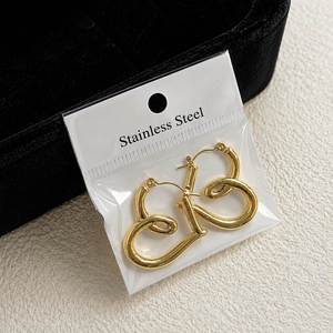 Boucles d'oreilles pendantes en acier inoxydable plaqué or 18 carats, style bohème, forme animale, géométrie irrégulière et design minimaliste - Product Image 5