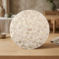 Fournisseur en gros de sets de table ronds modernes en coquilles de capiz naturelles pour les marques lifestyle et la décoration de table à domicile, en provenance du Vietnam