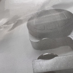 Tissu en maille <span class=keywords><strong>de</strong></span> cuivre bloquant les ondes RFID/EMF/EMI pour rideaux, bagages et doublures - Antistatique et résistant aux radiations - Product Image 5