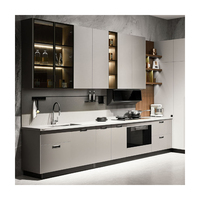 Cuisine moderne bicolore noir et blanc, armoires sur mesure en forme de L, plan de travail en quartz, fermeture douce, armoires étanches pour villa