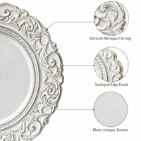Assiettes de présentation vintage blanches sculptées de 13 pouces en plastique PP à bord festonné pour la location en gros d'événements de mariage de luxe