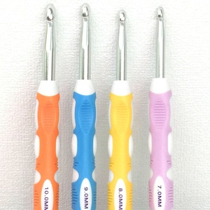 Vente en gros de crochets ergonomiques portables en aluminium 7.0-10.0mm, ensemble de crochets à tricoter pour <span class=keywords><strong>couture</strong></span> à main - Product Image 5