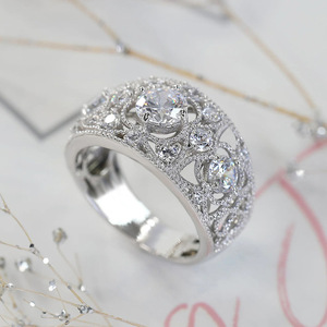 Anello Vintage di Lusso Traforato Stile Regina/Principessa per Donne, Elegante Gioiello da Dito alla Moda - Product Image 1