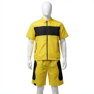 Conjunto Deportivo de Chaqueta y Pantalones Cortos para Hombre, Color Amarillo con Bloques de Color, Cuello Camisero, Cierre de Cremallera, Secado Rápido, Poliéster, Ropa de Verano - Product Image 1
