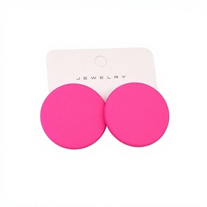 Boucles d'oreilles uniques en résine faites à la main pour femmes, boucles d'oreilles pendantes modernes et colorées, accessoires de bijoux légers et artistiques pour un style décontracté - Product Image 3