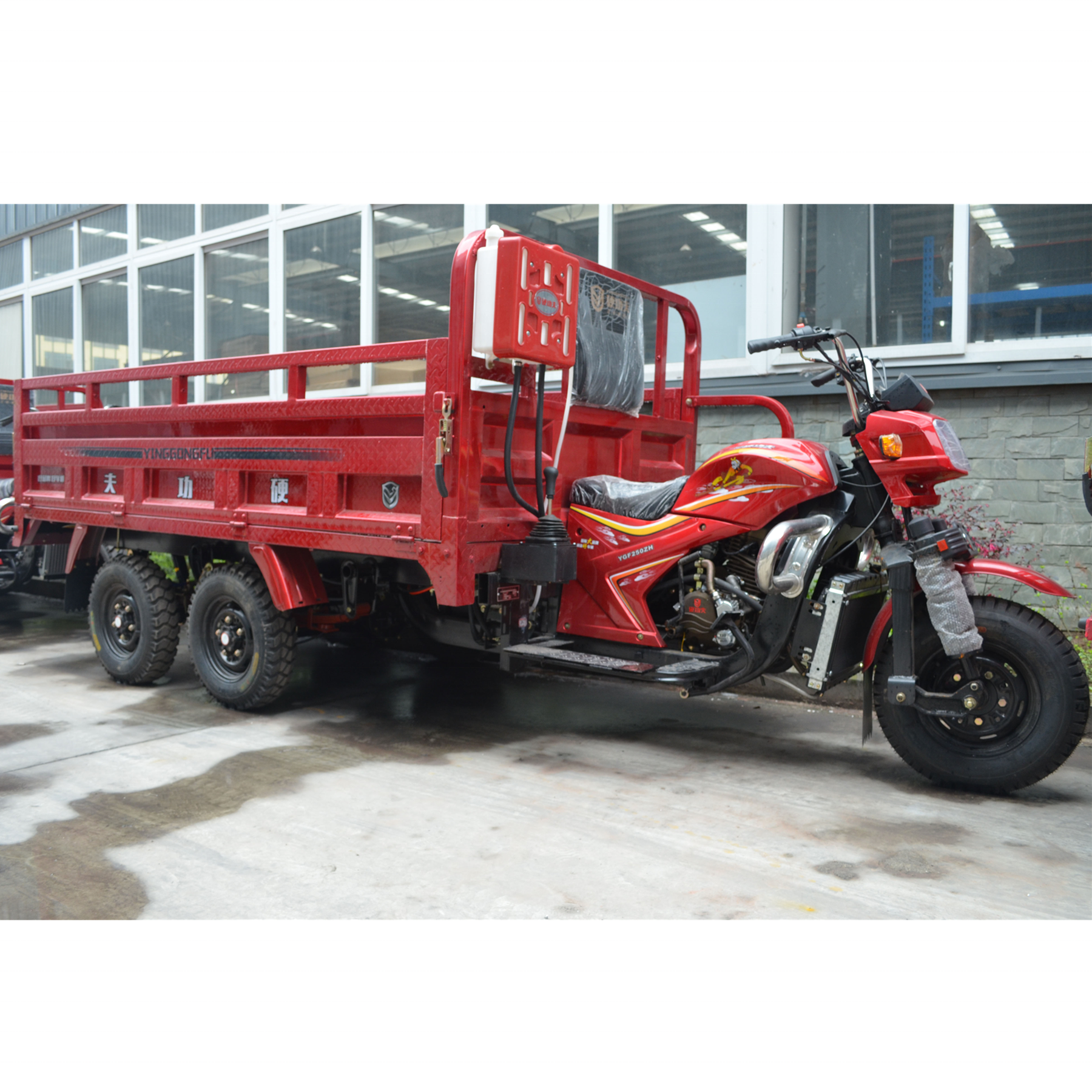 Motorized gas powered farm cargo truck tricycle /double rear axle three wheel truck /two bridge five wheel motorcycle