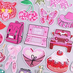 Parches Bordados Termoadhesivos de la Serie Rosa con Diseño de Leopardo, Mariposa y Corazón, con Logotipo Personalizado, para Ropa y Gorras Trucker - Product Image 1