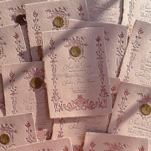 Papel reciclado personalizado hecho a mano con borde cubierto Impresión de cartón de invitación de boda tipográfica Premium - Product Image 1