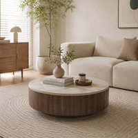 Table basse ronde en travertin clair avec placage en bois foncé, style minimaliste pour salon