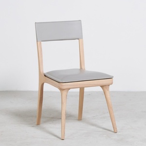 Chaise de salle à manger moderne à dossier haut en cuir bride gris clair avec finition bois Vente d'usine pour table à manger - Product Image 1