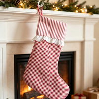 Vente en gros de chaussettes de Noël en polyester à volants et à rayures gingham pour décorations de cheminée de Noël