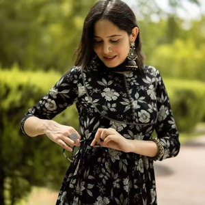 Nouveau concepteur imprimé Anarkali robe bonne qualité tissu beurre soie tenue lourde beurre soie avec impression numérique (entièrement cousu) - Product Image 1