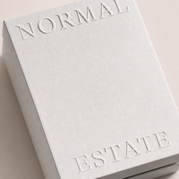 Kotak Hadiah Kosmetik Lipat Kustom Dua Bagian Warna Putih dan Biru Tua Interior Logo Timbul Nampan Sisipan Potongan Khusus Perawatan Kulit Grosir
