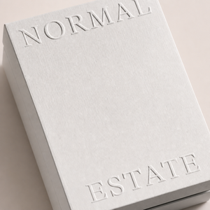 Boîte cadeau cosmétique personnalisée à couvercle rabattable, deux pièces, intérieur blanc et bleu marine, logo en relief, plateau à découpe, pour soins de la peau, vente en gros - Product Image 2