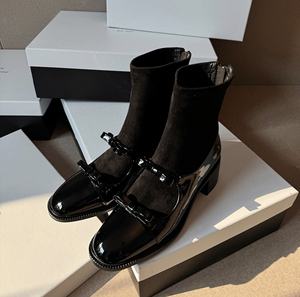 Chaussures à semelles épaisses en cuir noir pour femmes. Convient pour le travail, les trajets domicile-travail et les tenues professionnelles - Product Image 4