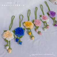 Ornement suspendu en crochet fait main, fleur tricotée, breloque de sac, pendentif rose vintage avec bourgeons, décoration pour rétroviseur de voiture, cadeau
