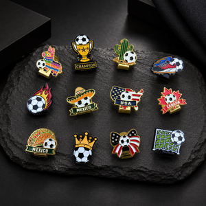 En stock Clip de casquette de supporter de football en alliage de zinc émaillé, motif ballon de football, pour cadeau sportif, vente en gros - Product Image 3