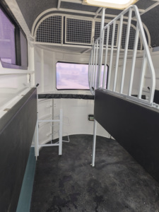 รถพ่วงแบบลอยน้ำสำหรับม้า 2 ตัว บรรทุกได้ 2000 กิโลกรัม โครงเหล็กชุบสังกะสี ดีไซน์ใหม่ บรรทุกแบบตรง - Product Image 2