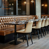 Ensemble de mobilier de restaurant moderne et écologique : banquette en cuir marron foncé en forme de L, tables carrées et chaises-canapés pour café et salle à manger