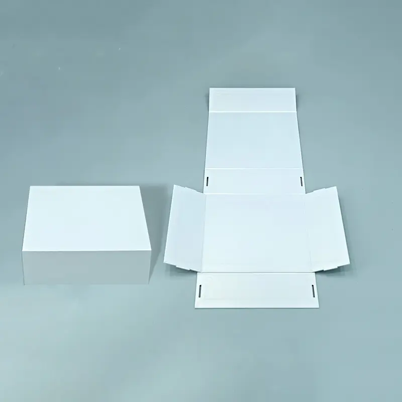 Новая белая печать с логотипом, бумажная навесная бутиковая упаковка, большая откидная крышка, сложенная Подарочная коробка для одежды