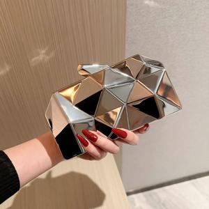 Nouvelle Pochette <span class=keywords><strong>de</strong></span> Soirée Géométrique en Métal pour Femme, <span class=keywords><strong>Sac</strong></span> à Bandoulière Doré avec Chaîne, <span class=keywords><strong>Sac</strong></span> à Main Rigide <span class=keywords><strong>Carré</strong></span> pour Mariage, Fête, Bal <span class=keywords><strong>de</strong></span> Promo, Dîner - Product Image 3