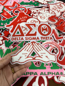 Tùy chỉnh <span class=keywords><strong>Chenille</strong></span> vá Delta Sigma Theta sắt trên khăn đính <span class=keywords><strong>Chenille</strong></span> thư màu hồng và màu xanh lá cây sorority các bản vá lỗi - Product Image 4