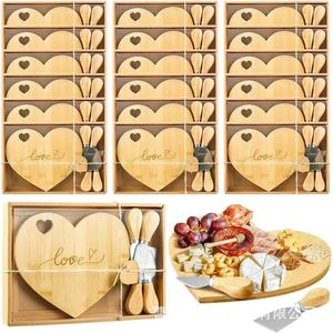 Plateau à fromage en bambou en forme de cœur avec ensemble de couteaux pour cadeau de mariage ou service de fête - Product Image 1
