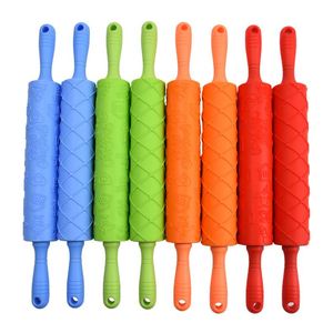 Custom Wholesales Bakery Pastry Tools Non-Stick Dough Roller Silicone With Plastic Handle Christmas Pattern <b>Rolling</b> <b>Pin</b> - Product Image 1