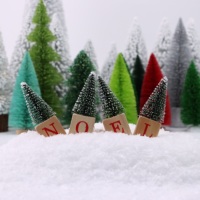 SANWEI Mini Künstlicher Zedern-Weihnachtsbaum Umweltfreundliche Plastik-Tischdekoration Flaschenbürsten-Baum für Partys mit Glocke