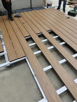 Échantillon Gratuit - Nouveau Revêtement de Terrasse Extérieur en Composite Coextrudé, Couleur Teck, Antidérapant, Étanche et Résistant aux UV, 140*23mm