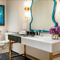 Système de pieds de meuble-lavabo de salle de bain de luxe en or pour hôtel, avec cadre en laiton et plateau en pierre lourde, personnalisable pour décoration de complexe hôtelier 2026