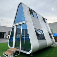 Maison capsule spatiale triangulaire préfabriquée en acier - Mini-résidence mobile moderne - Pour la vie en plein air dans les hôtels, les stations balnéaires et les villas