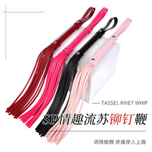 Látigo de cuero PU negro con borlas y remaches para estimulación sexual y bondage para adultos - Product Image 2