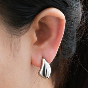 Pendientes sencillos de acero inoxidable chapados en oro auténtico de 18 quilates para mujer, pendientes de tuerca de moda con personalidad de lujo - Product Image 3