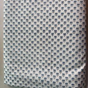Tissu en coton pur imprimé à la main, motif floral blanc et bleu Buti, textile indien fait main pour vêtements de filles et de garçons, décoration intérieure - Product Image 2