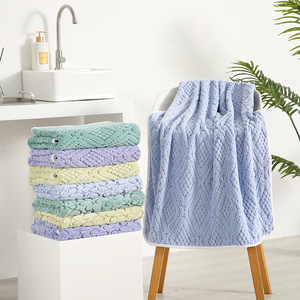 Serviette de bain en polaire corail à motif diamant 70x140 cm, séchage rapide, absorbante, pour la plage et le fitness - Product Image 1