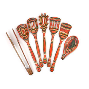 طقم أدوات مطبخ خشبية صلبة مكون من 6 قطع باللون الأخضر والبرتقالي، يشمل ملعقة وملعقة قلي ومصفاة - Product Image 1