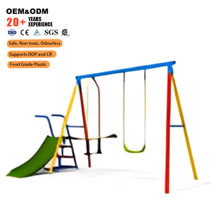 Speeltuinset met metalen frame, schommel en glijbaan, geschikt voor buitenspeeltuinen. - Product Image 2