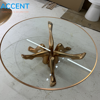 Table basse en fibre de verre avec sculpture de jambe humaine en FRP, finition bronze doré électrolytique, pour centre d'art de luxe et galerie