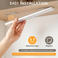 Éclairage LED sous l'armoire avec capteur de mouvement USB-C avec station de charge, bande lumineuse automatique à coller pour comptoir et bureau