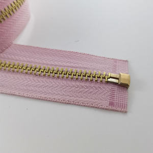 Fabricant personnalisé 3 #5 #8 # Fermetures à glissière en polyester à longue chaîne <span class=keywords><strong>50</strong></span> <span class=keywords><strong>cm</strong></span> or à bout ouvert pour 3 sacs <span class=keywords><strong>Fermeture</strong></span> à glissière personnalisable de haute qualité - Product Image 6