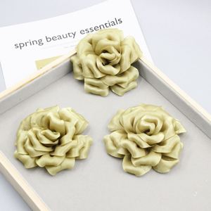 Flor de Rosa de Tela Satinada Colorida Hecha a Mano de 10 cm, Ecológica, Reutilizable, para Decoración de Cabello en Bodas y Fiestas - Product Image 4