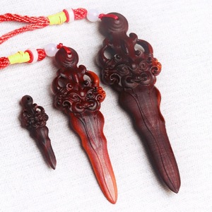 Colgante de espada de madera de durazno natural con efecto rayo, accesorio personal temático para niños, regalo de uso general - Product Image 1