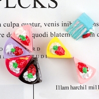 Miniature Kawaii en forme de gâteau triangulaire à la fraise, en résine, pour la décoration de maison de poupée ou de jeu.